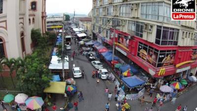 En la segunda calle, entre las 3 y 4 avenidas, ha crecido el número de vendedores ambulantes y estacionarios en los últimos dos años. Foto/Drone: Yoseph Amaya.