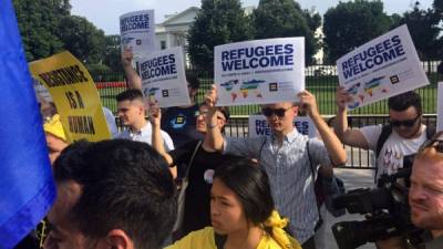 Decenas de activistas protestan contra el presidente Donald Trump, y su política migratoria. EFE/Archivo