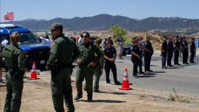 Miembros de la Patrulla Fronteriza vigilan durante una protesta frente a Centro de Proceso de la patrulla fronteriza en Murrieta, California. EFE