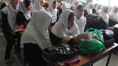 Solo el 20 % de las mujeres afganas saben leer y escribir.