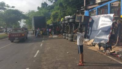 El vehículo pesado quedó a la orilla de la carretera.