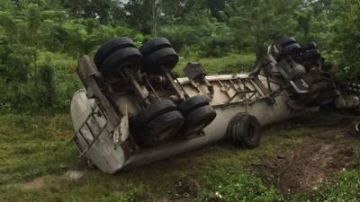 La rastra cargada con aceite se dio vuelta en una carretera que es muy concurrida en el Caribe de Honduras.