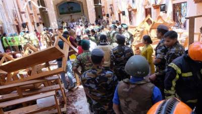 La Policía y los lugareños investigan los daños y las víctimas en la iglesia de San Sebastián Katuwapitiya en Negombo, cerca de Colombo, Sri Lanka. Foto EFE