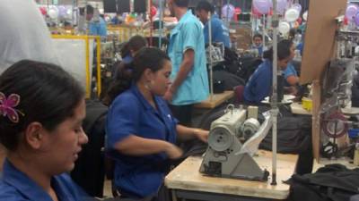 Mujeres trabajan en una maquila de la zona norte.