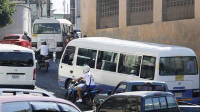 Los buses de siete rutas ayer de nuevo recorrieron las calles de la capital con la reactivación.