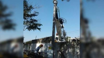 La Empresa Energía Honduras cambió por uno de concreto el poste que estaba caído en el instituto.