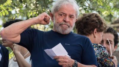 En esta foto de archivo el expresidente brasileño (2003-2011) Lula da Silva hace un gesto después de asistir a una misa católica en memoria de su difunta esposa Marisa Leticia. Foto AFP