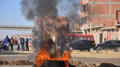 Un grupo de personas bloquean una carretera durante una protesta debido al nuevo aplazamiento de las elecciones bolivianas, el pasado 3 de agosto, en El Alto (Bolivia).