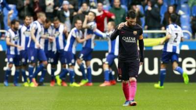 Lionel Messi se lamenta tras un gol del Deportivo La Coruña. Foto EFE