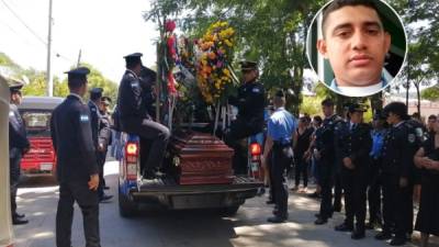 Momento en que eran llevados al cementerio los restos del oficial Josué Jonathan García Velásquez.