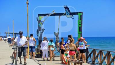 Veraneantes de diferentes partes del país y hasta extranjeros comienzan a abarrotar las paradisiacas playas de Tela. Autoridades intensifican operativos para garantizar la seguridad de locales y visitantes. Fotos:Melvin Cubas.