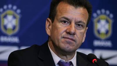 Dunga pidió a sus excompañeros de la Selección brasileña que no criticaran su trabajo.