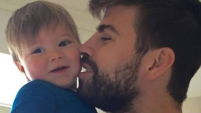 La cantante ha compartido en sus redes sociales una preciosa fotografía en la que aparece su chico, Gerard, sosteniendo en brazos a Sasha, que sonríe mientras su padre sujeta su manita y le da un beso en la mejilla.