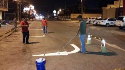 Personal de la Unidad Vial Municipal trabaja hasta en horas de la noche en la señalización de las calles del puerto.