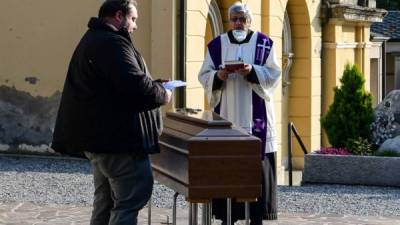 Ofician funerales, visitan a los enfermos y, muy a menudo, son ancianos. Los curas están pagando un alto precio por el coronavirus en Italia, un país muy castigado por la pandemia.