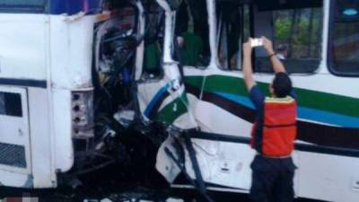 Al menos 13 muertos y 37 heridos en el accidente entre dos buses. Foto: Twitter