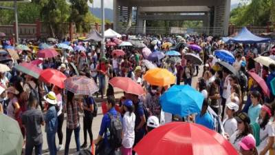 Maestros y estudiantes durante asambleas informativas este martes.