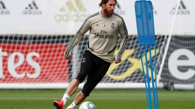 El defensa del Real Madrid Sergio Ramos controla el balón durante un entrenamiento del equipo la semana pasada.
