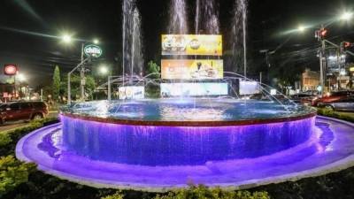 Así luce la Fuente Luminosa que está sobre la avenida Circunvalación de San Pedro Sula.