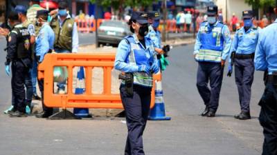 Agentes realizando vigilancia en puntos estratégicos de las ciudades y municipios para evitar actos delincuenciales.