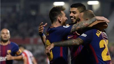 Messi, Luis Suárez y Aleix Vidal celebrando el segundo gol del Barcelona ante Girona. Foto AFP