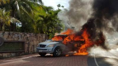 El vehículo tomó fuego al recalentarse el motor de su vehículo.