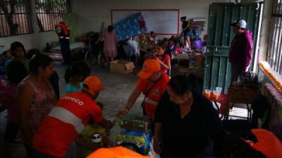 Personal de Copeco atiende a familias albergadas en Escuela Michael Hasbun de la colonia La Vega de Tegucigalpa.