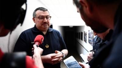 El cura de la brigada de bomberos de París (Brigade des sapeurs-pompiers de Paris, BSPP), Jean-Marc Fournier, responde a las preguntas de los periodistas en la estación de bomberos de Poissy, en la calle Cardinal Lemoine, cerca de la catedral de París. Foto AFP