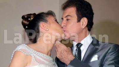 Salvador Nasralla besa a su ahora esposa Iroshka Elvir luego de contraer matrimonio.