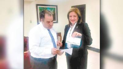 Funcionario de la PGR recibe el cheque.