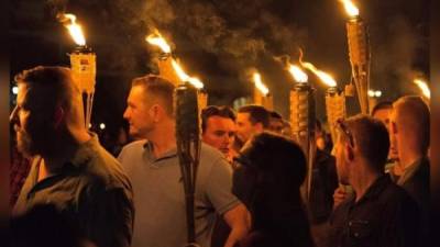 El grupo, todos vestidos de manera similar y sosteniendo antorchas encendidas, podía ser escuchado cantando 'el sur volverá a levantarse' y 'Rusia es nuestra amiga'.// Foto redes.