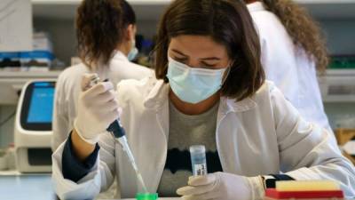 Un investigador trabaja en una vacuna contra COVID-19 dentro de un laboratorio. Foto AFP