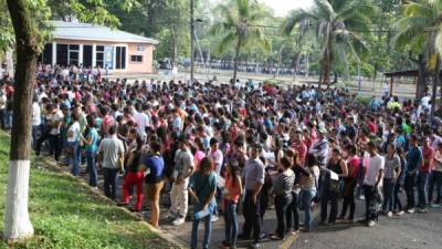 Foto de archivo de una concentración de aspirantes previo a realizar la Prueba de Aptitud en Unah-vs.