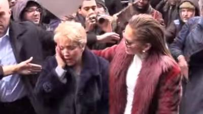 JLo junto a su madre después de que recibiera un codazo en el rostro. Foto; Captura video YouTube