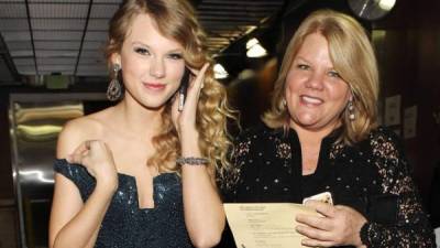 Taylor Swift junto a su madre en los premios Grammy.