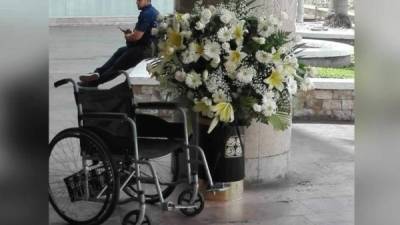 En las afueras del City Mall han colocado una silla de ruedas y un ramo de flores blancas en honor a 'Doña Nicotina'.