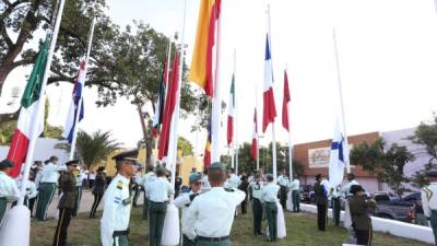 Los pabellones fueron izados por alumnos del Liceo Militar del Norte.