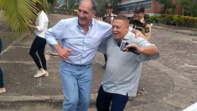 Nasry Tito Asfura, fue captado en pleno baile antes de ejercer el sufragio.