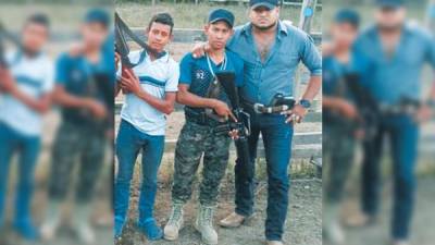 Benito Josué Cerrato Martínez (derecha) con otros miembros de la banda Mito Padilla que siembra el terror en Olancho.