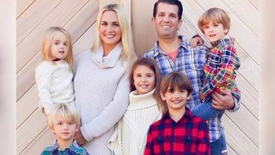 Donald John Trump Jr. junto a su esposa Vanessa Trump y sus hijos.