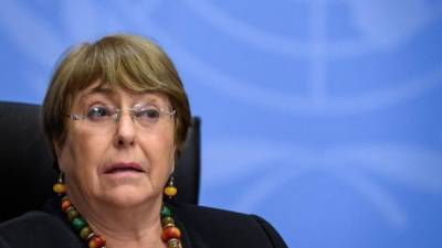En esta fotografía de archivo, la Alta Comisionada de las Naciones Unidas para los Derechos Humanos, Michelle Bachelet, observa mientras asiste a una conferencia de prensa en Ginebra. Foto AFP