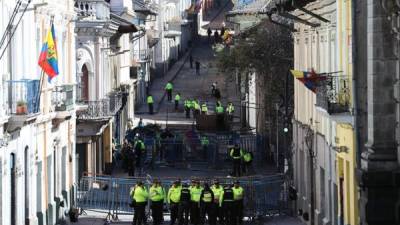 Decenas de Policías acordonan y vigilan este miércoles una calle cercana al Palacio de Gobierno ecuatoriano (Carondelet), en Quito (Ecuador).