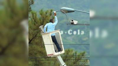 Un técnico instala la cámara de seguridad de 360 grados en una de las zonas altas de la ciudad. Foto: Yoseph Amaya.