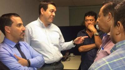 Wilfredo Cerrato, Carlos Madero y Daniel Durón conversando con otros representantes de la mesa negociadora.