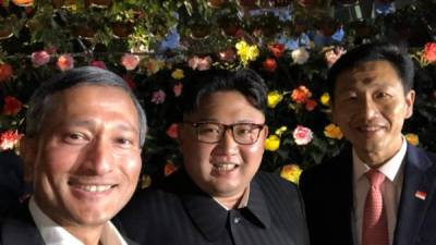 El ministro de Exteriores de Singapur, Vivian Balakrishnan, publicó la primera selfi oficial de Kim Jong-un./Twitter.