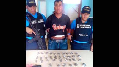 El capturado es custodiado por agentes de la Policía Nacional de Honduras.