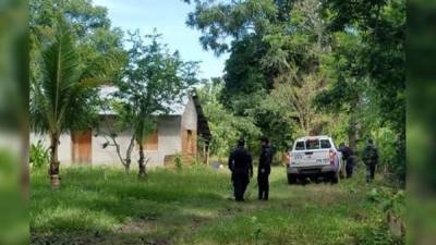 Un trabajador encontró los cuerpos de las víctimas en el solar baldío.