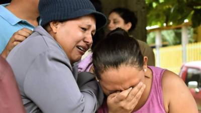 El llanto y el dolor se apoderó este sábado de decenas de mujeres familiares de los reos fallecidos en la cárcel de Tela.