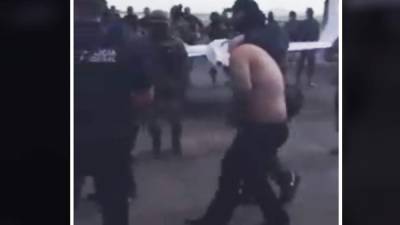 En el video aparece el que sería Joaquín 'El Chapo' Guzmán con una camisa blanca cubriéndose la cara, con el torso desnudo y pantalón negro abordando una aeronave.