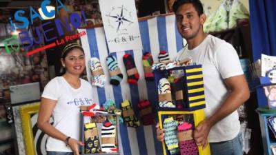 Laura Reyes y Luis Guillén diseñan y venden calcetines únicos en San Pedro Sula.